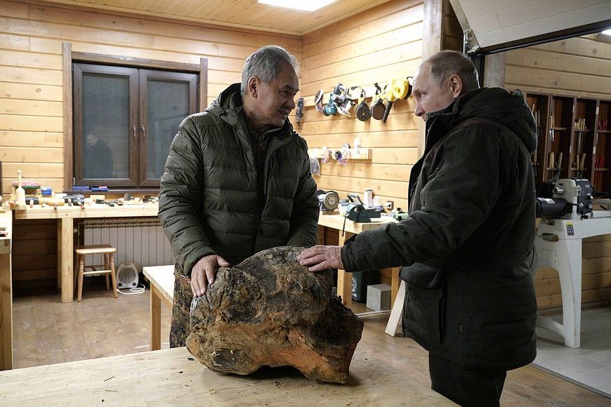 ​На фото Путина в тайге заметили "странность" с руками: "Я не врач, но тут что-то не то"