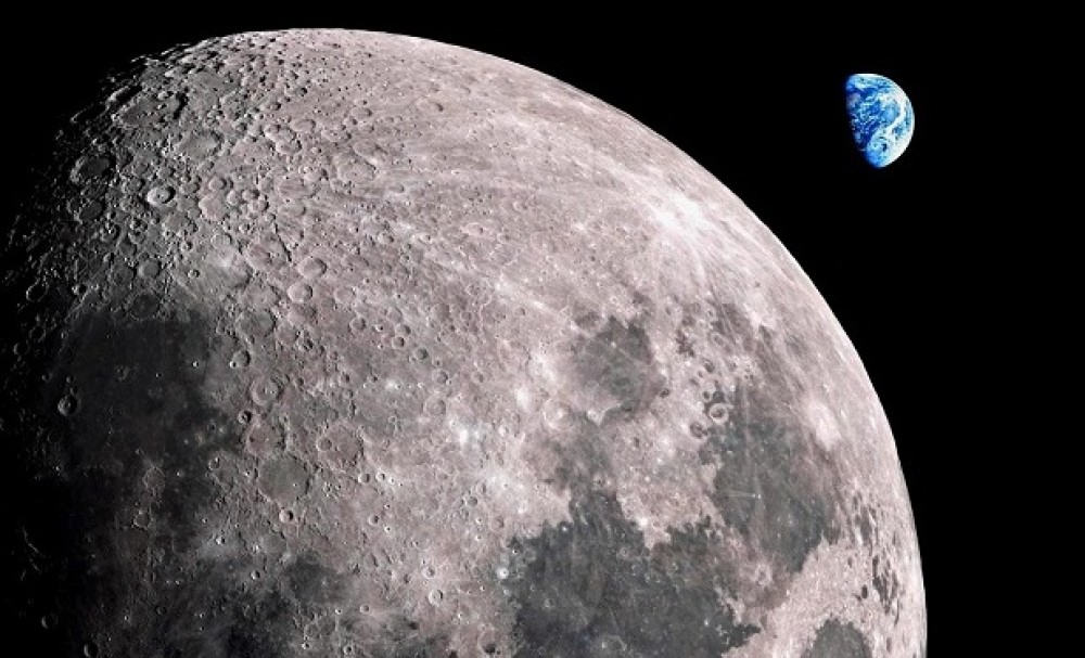 NASA обнаружило место крушения космического корабля на Луне: в Сети появились уникальные кадры