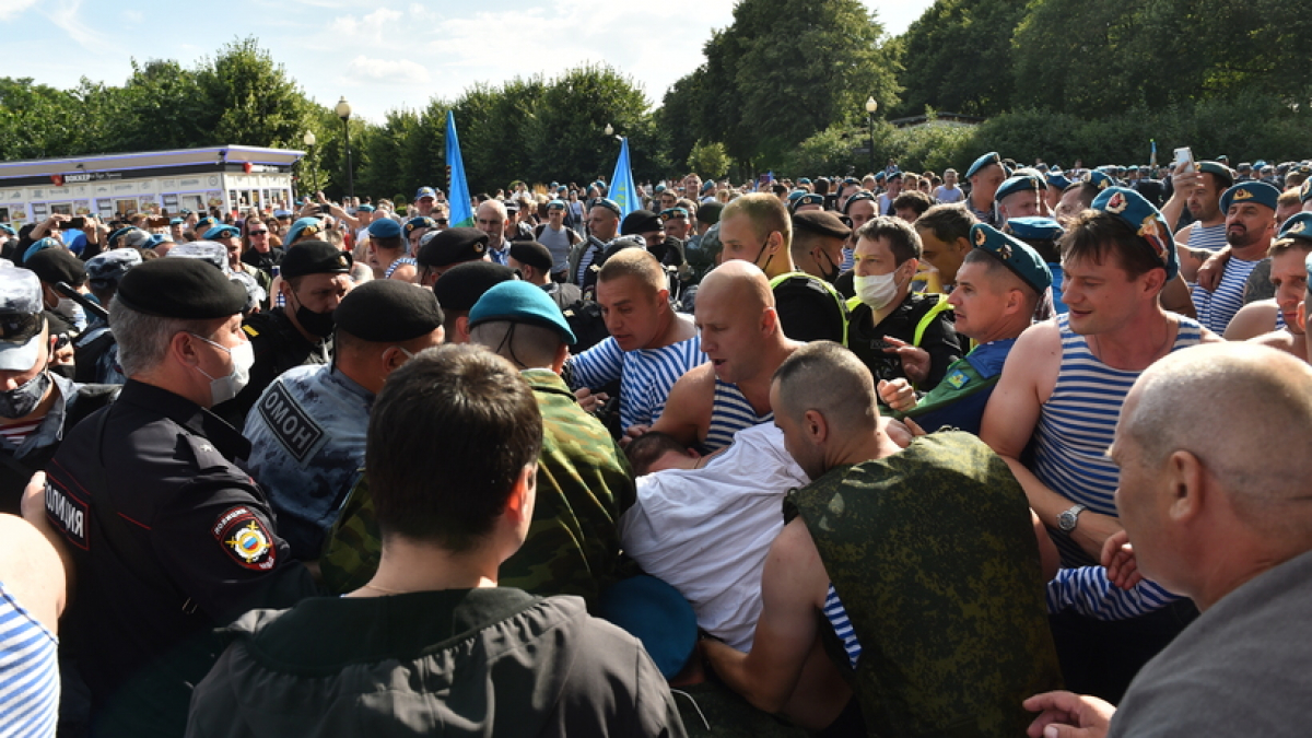 В Москве крупная драка между десантниками и Росгвардией: один из ВДВшников ударил росгвардейца 