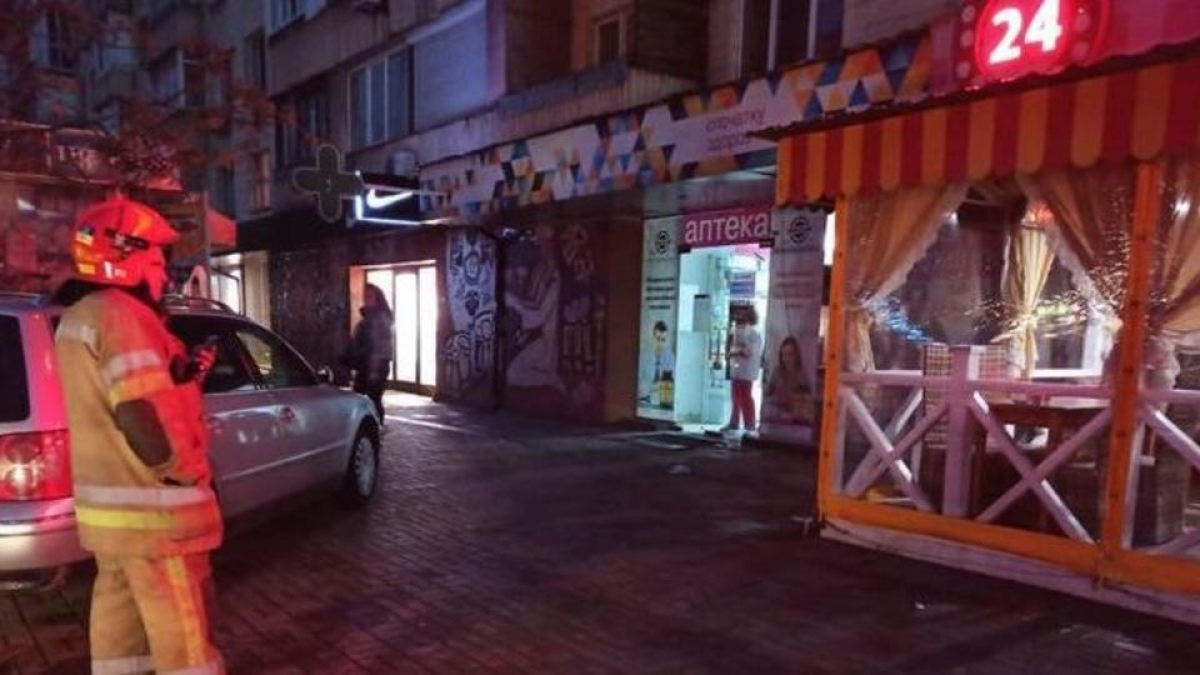 В центре Киева мужчина угрожает захватить и подорвать кафе – первые подробности
