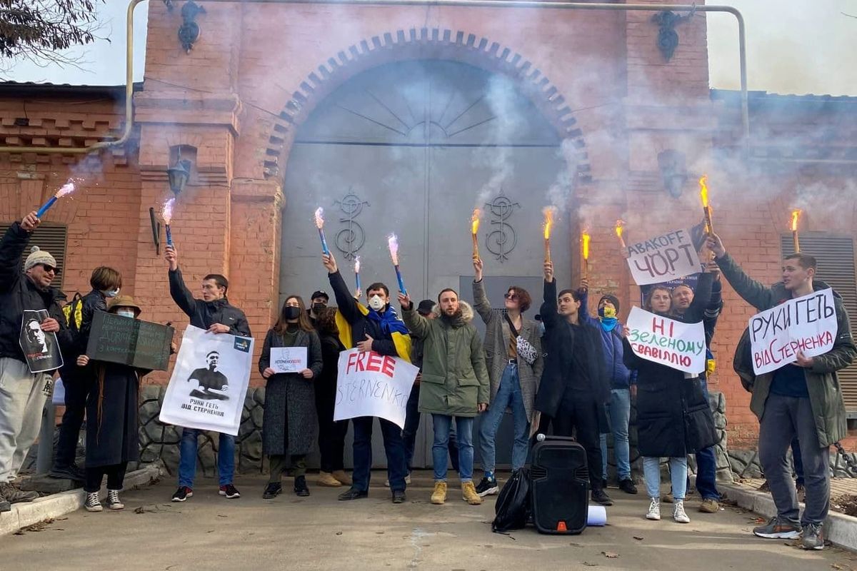 ​У СИЗО Одессы, где держат Стерненко, зажгли файеры - активисты требуют свободу