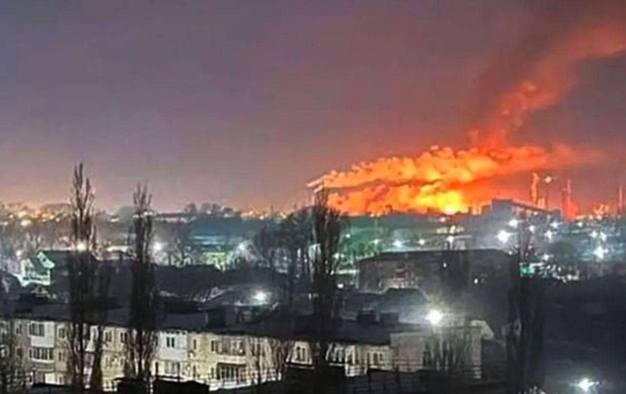 Дроны дерзко атаковали НПЗ в Уфе за 1400 км от Украины – в Сети показали видео