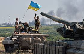 На это можно смотреть бесконечно: украинские БМП промчались через блокпост террористов 