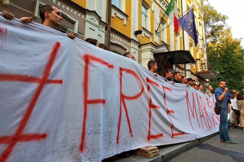 ​Украина потрясена приговором суда Италии военному Виталию Маркиву: сотни украинцев вышли к посольству - кадры