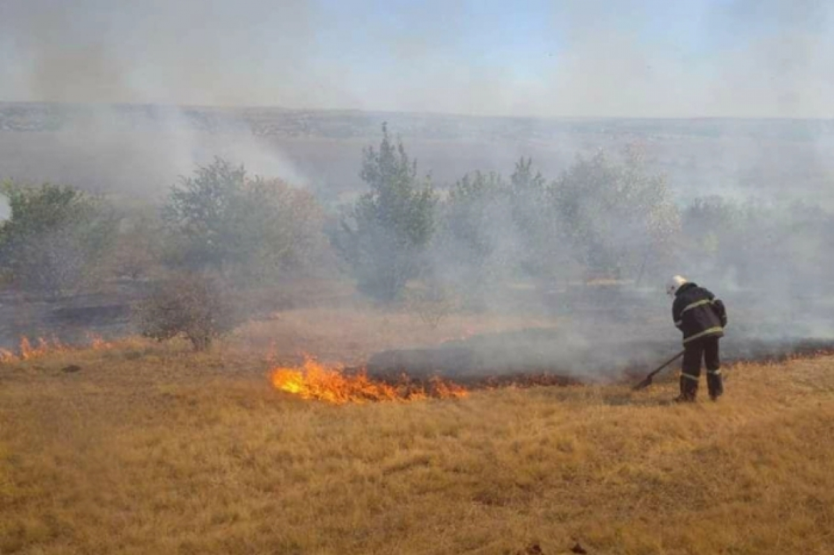 ​У Станицы Луганской на "нуле" вспыхнул пожар: детонируют десятки мин, пострадал пожарный