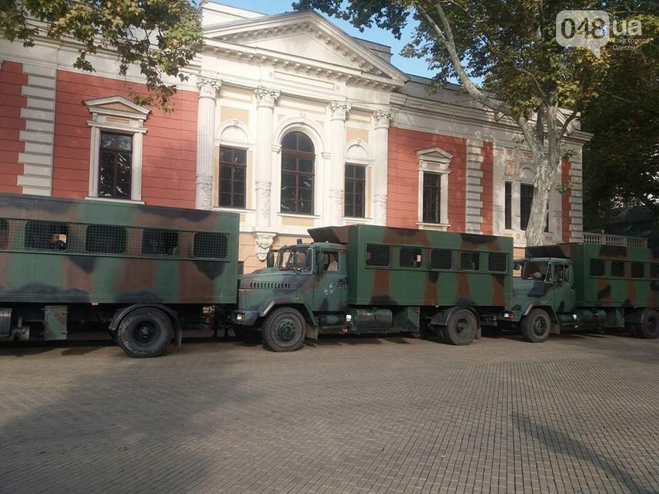 ​Стычки с полицией, титушки и автозаки: что сейчас происходит около мэрии Одессы – кадры