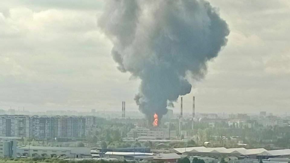 ​"Все бегут, гремят взрывы", - в Петербурге пылает нефтебаза "Ручьи”
