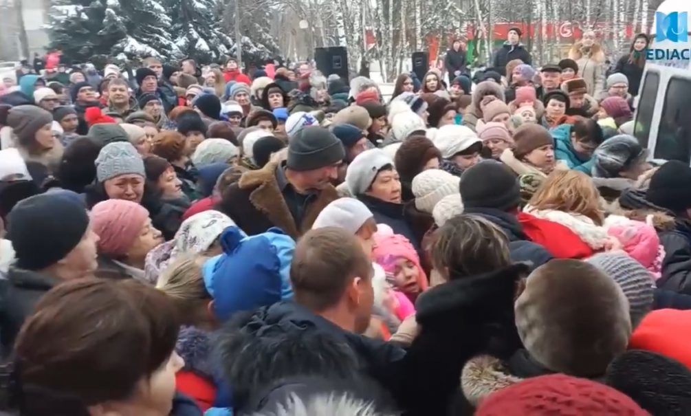Россияне в Курске устроили драку за бесплатные конфеты: видео давки вызвало скандал