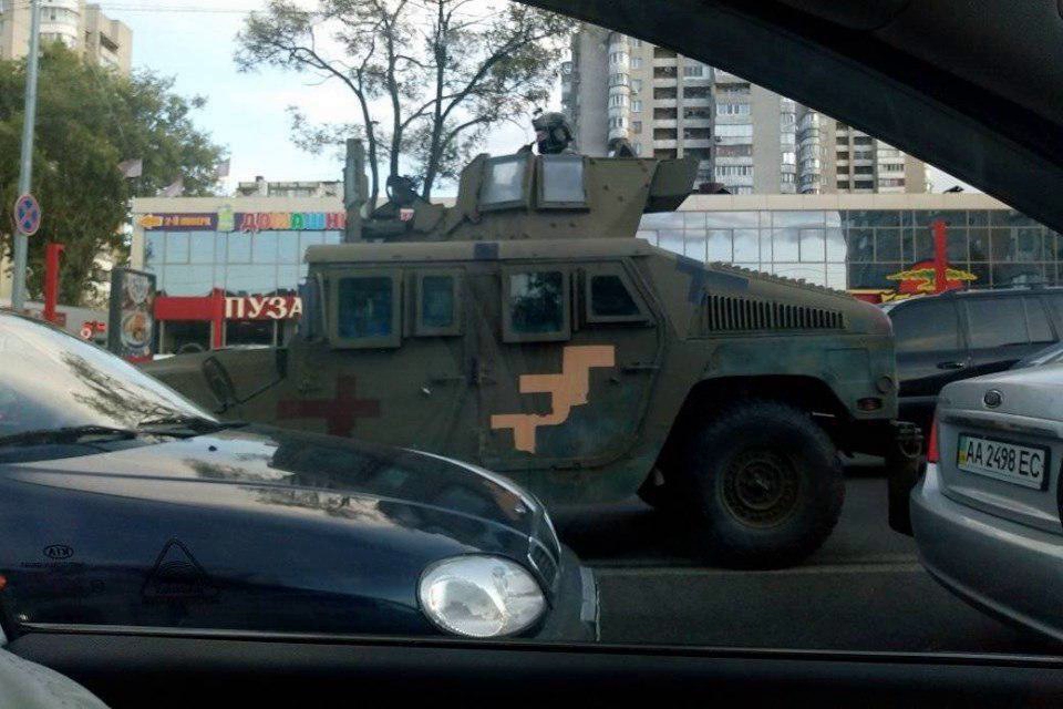 ​К захваченному мосту в Киеве подъехали БТРы, снайперы занимают позиции - все начинается: кадры