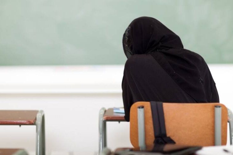 "Сейчас полицию вызову!" - в Тюмени скандал из-за хиджаба, девочку довели до слез, требуя снять платок