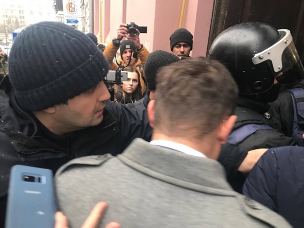 Протест в Киеве: полиция задержала нескольких активистов под домом Саакашвили, во время столкновений пострадали люди