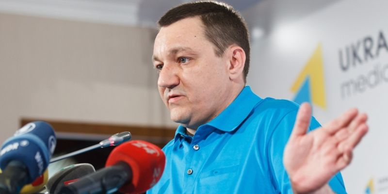 Тымчук: В Стаханове ополченцы уничтожают украинскую символику и обещают изъять всю украинскую литературу