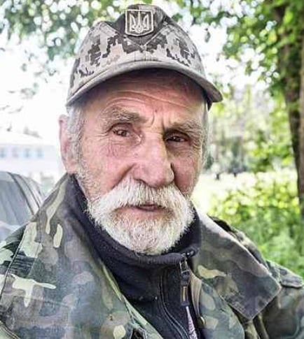 Это дед Тихон, ему 74 года. Герой прошел ДАП и Старогнатовку и будет воевать за Украину до победного конца: Сеть покорило фото самого старшего в Донбассе бойца АТО
