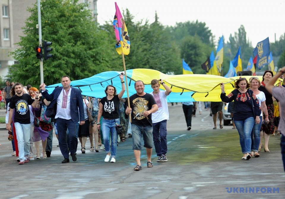 Вместе радовались победе: Лисичанск отпраздновал четвертую годовщину освобождения от боевиков - кадры