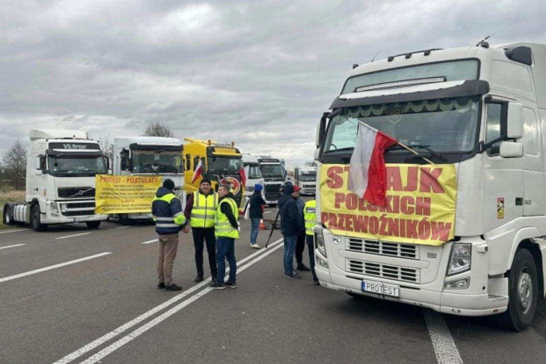 Перевозчики Польши начали блокаду границы с Украиной – украинские грузовики не пропускают