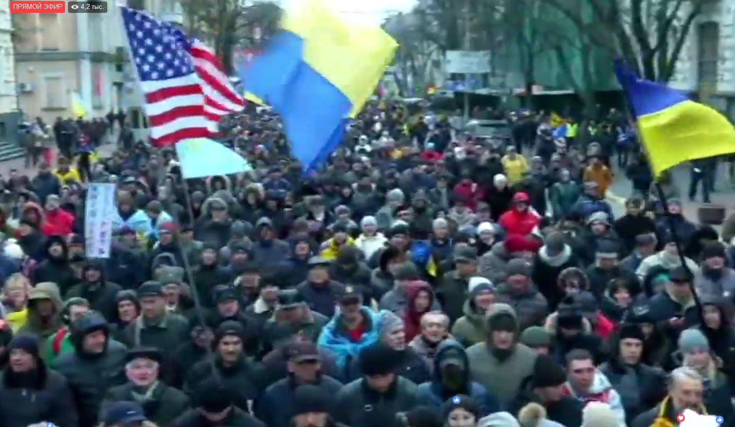 В столице Украины началась массовая акция Саакашвили: сторонники политика вышли в центр Киева, требуя импичмент президенту Порошенко, - кадры