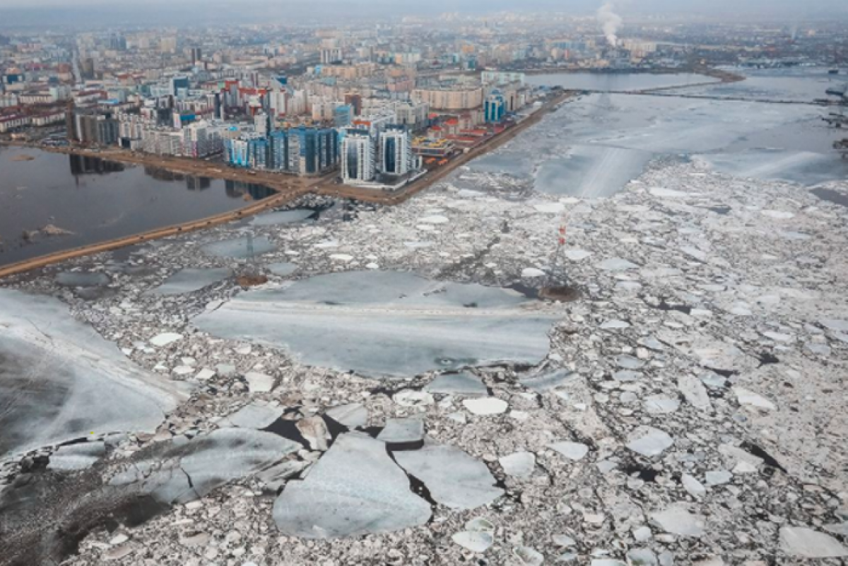 Сразу несколько регионов России "ушли под воду" - затоплены десятки городов и сел, кадры