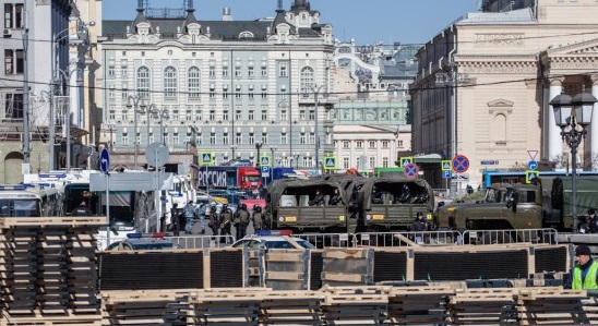 В центр Москвы на митинг против коррупции стянуто огромное количество полицейских: опубликованы новые кадры, повсюду автозаки