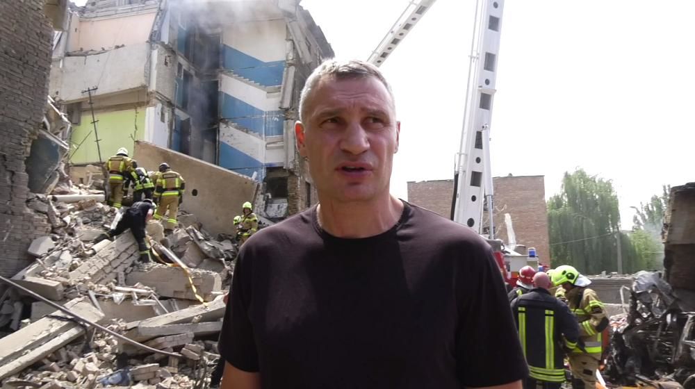 "Мы слышим голоса людей, они под завалами", – Кличко показал на видео подъезд, разрушенный ракетой РФ в Киеве