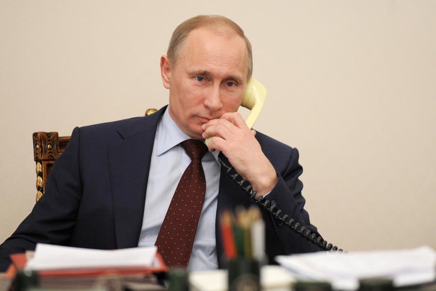 Песков рассказал, с чего Путин начал разговор с Зеленским по телефону: странную шутку оценили не все