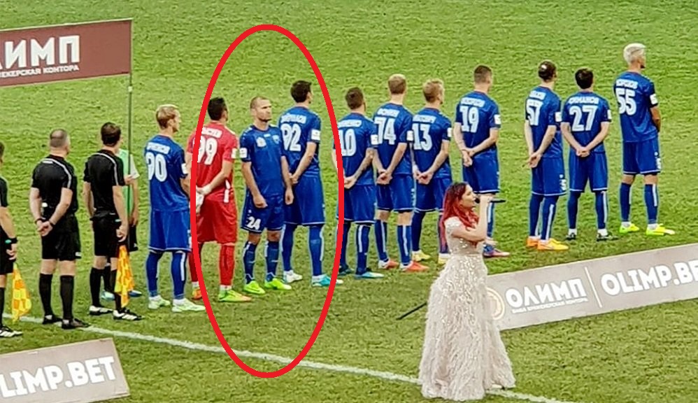 Украинский футболист демонстративно отвернулся от флага РФ перед матчем: у россиян массовый психоз в СМИ