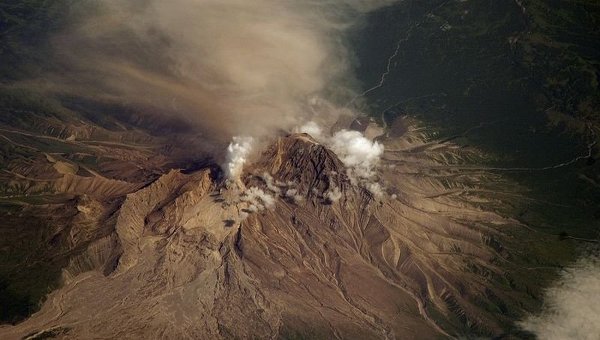 Мощное извержение вулкана на Камчатке парализовало авиасообщение на Аляске