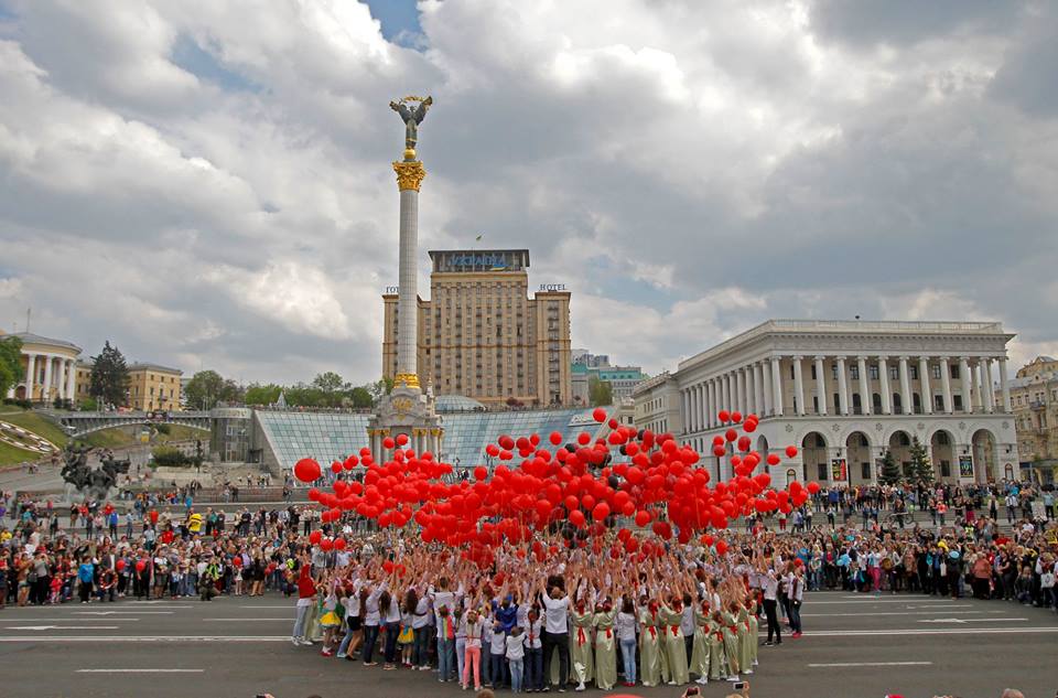 На Майдане устроили флешмоб "Маки памяти"