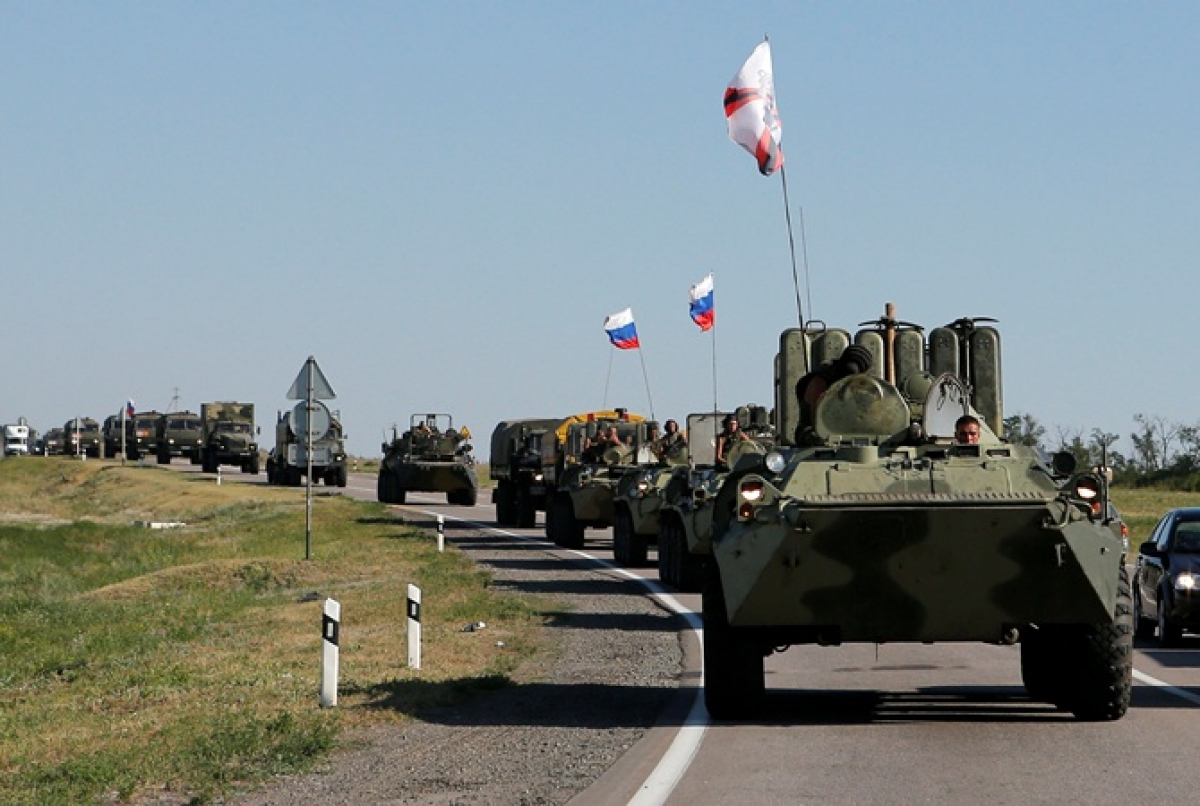 В Крыму заметили огромную колонну тяжелой бронетехники: Россия привела армию в полную боевую готовность