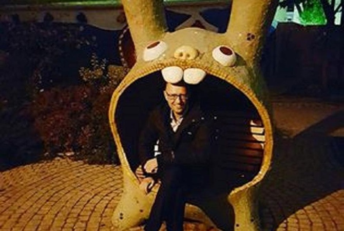 А где Дурнев с морковкой? - Интернет "порвала" реакция украинцев на фото Арсения Яценюка с лавкой кролика на Пейзажной аллее