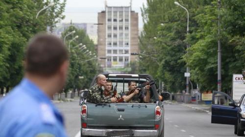 МВД: В Донбассе неизвестные люди в камуфляже продолжают присваивать чужое имущество