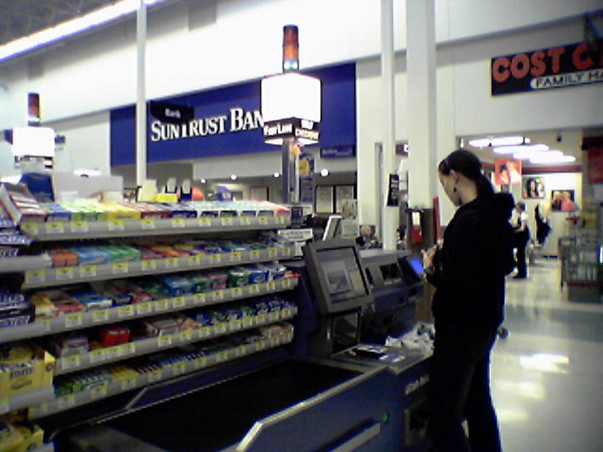 Плевала и кашляла: женщина в супермаркете разозлилась на просьбу кассира и отличилась неадекватной выходкой