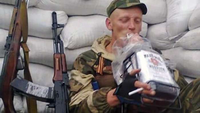 Не смогли удержаться: вооруженные боевики “ДНР” сбежали с позиций с оружием и “отжали” наркотики у жителя Дебальцево – источник