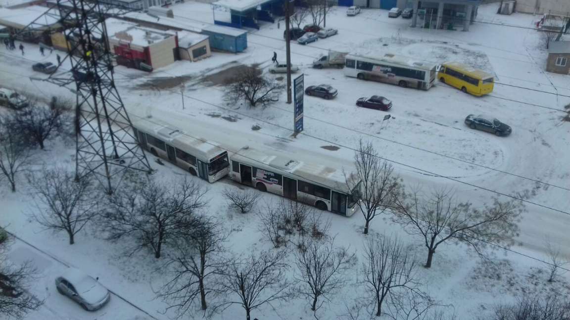 Погода одолела оккупантов Крыма: снег в захваченном Симферополе вызвал транспортный коллапс - кадры