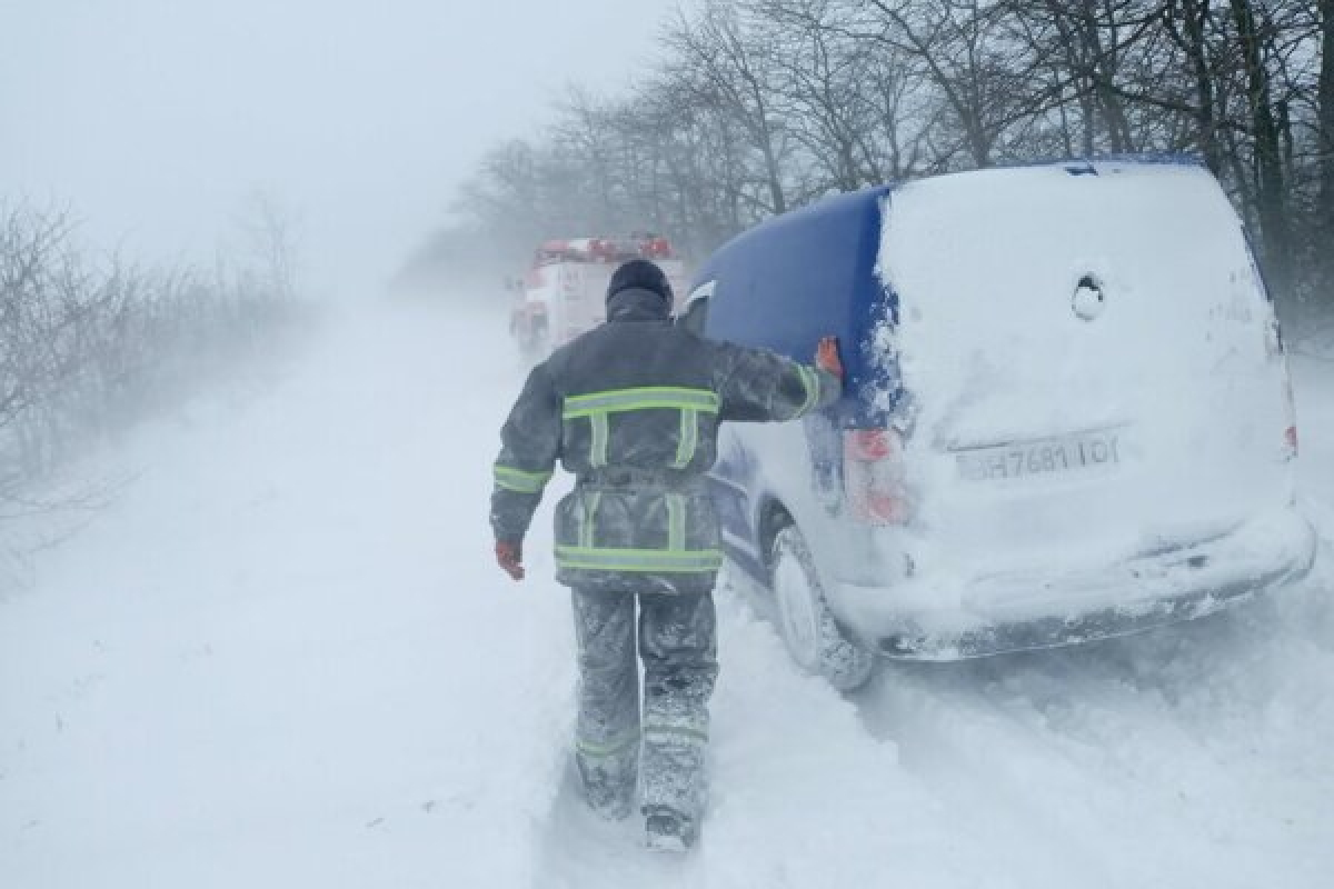 На дорогах Одесской области сотни машин попали в снежный плен: фото