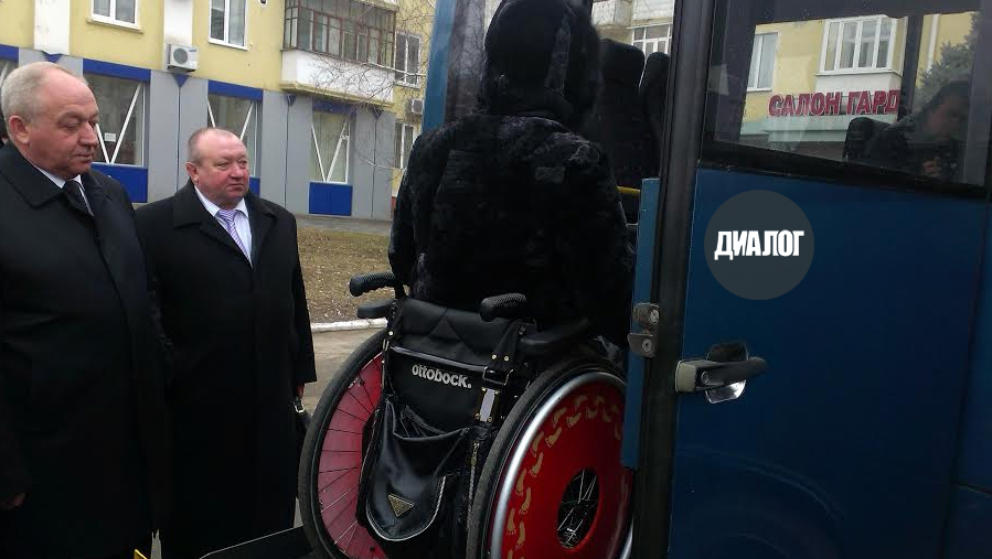Александр Кихтенко передал спецавтобус инвалидам Донетчины
