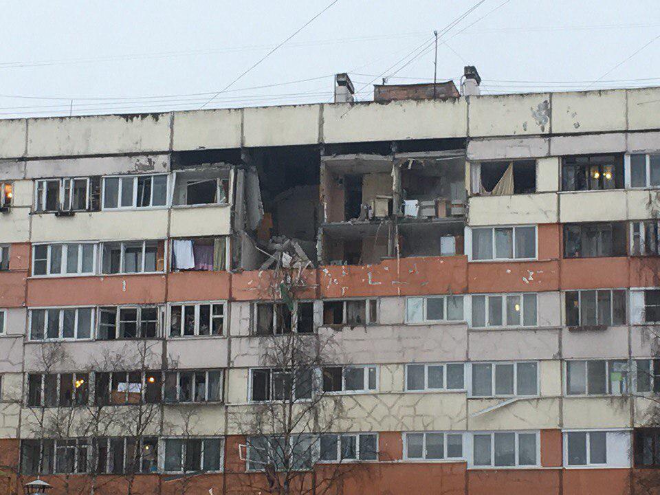 Куски бетона полетели вниз: в России от мощного взрыва в жилом доме рухнули несколько верхних этажей и начался пожар – кадры