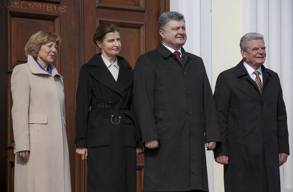 Порошенко прибыл в резиденцию президента ФРГ Гаука. Фото
