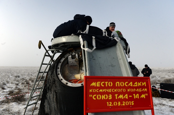 Аппарат "Союза" приземлился в казахстанской степи около города Жезказган