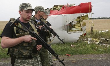 СНБО: Ополченцы отбирают у спасателей вещдоки на месте крушения «Боинга-777»