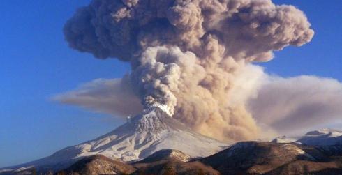 Апокалипсис сегодня? На Камчатке вулкан Ключевская Сопка выбросил рекордный шлейф пепла на расстояние более семи километров