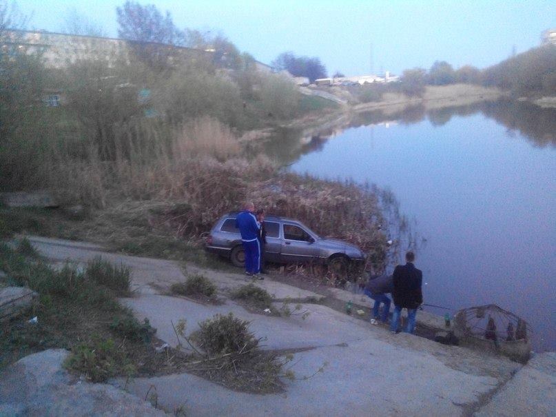 В Харькове автомобиль слетел в водоем