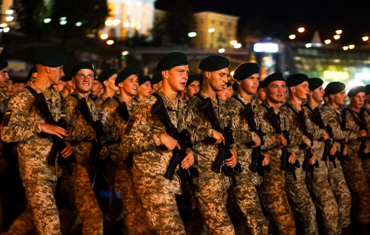 "... Ла-ла-ла!" – военные на репетиции марша ко Дню Независимости спели знаменитую песню о Путине 