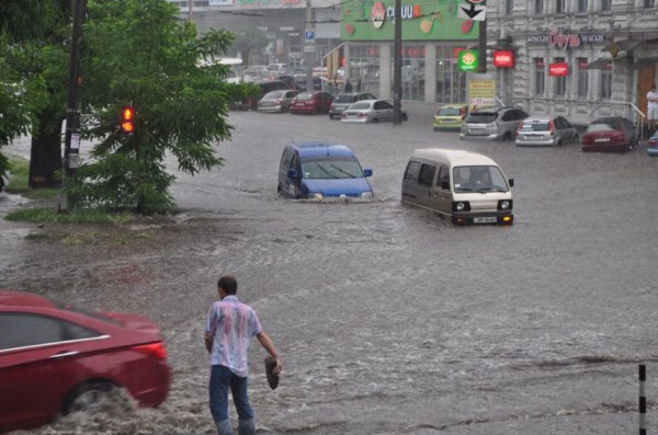 Мощный ливень обрушился на Днепр: в городе настоящий потоп, по улицам текут реки воды