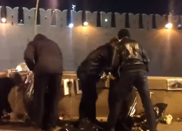 Ночью в Москве срочно зачистили место гибели Немцова. Видео