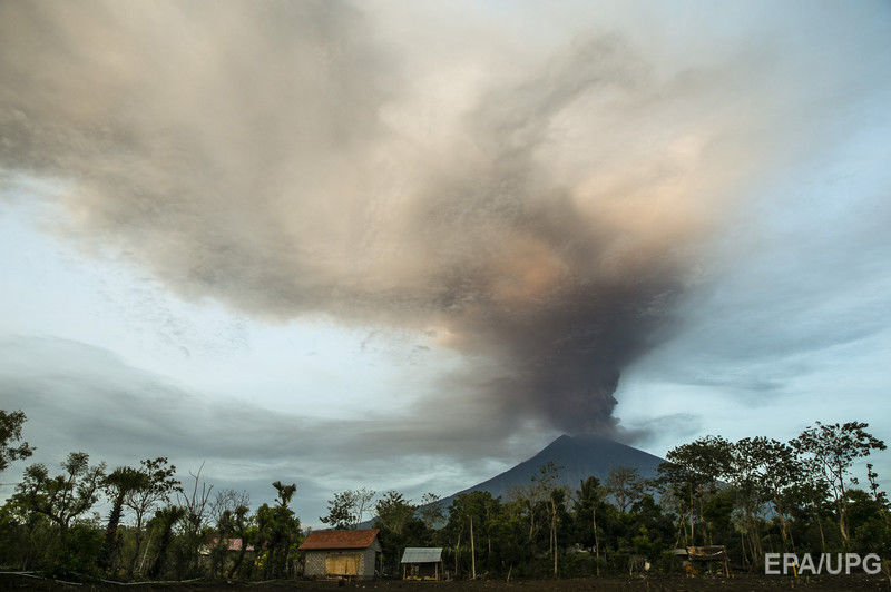 Наивысший уровень опасности: извержение вулкана Агунг на Бали накрыло слоем пепла весь остров - в Сети появились фото и видеокадры "природного апокалипсиса"