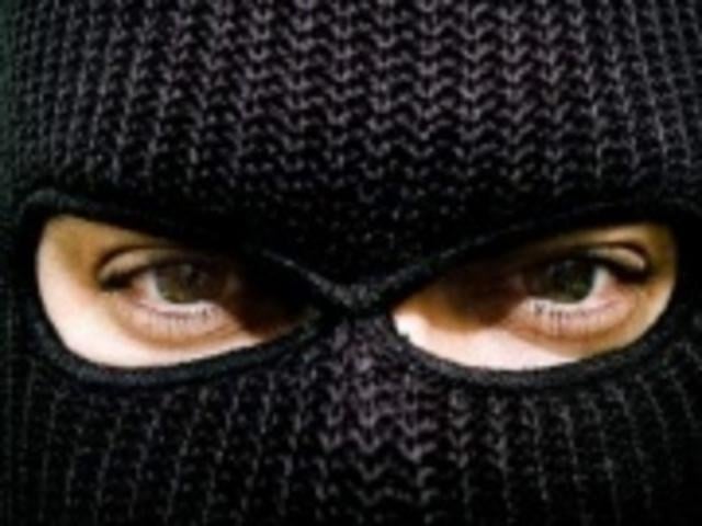 Женщина в балаклаве переполошила банк Ростова-на-Дону: после записки о теракте кассир собственноручно отдала налетчице крупную сумму денег