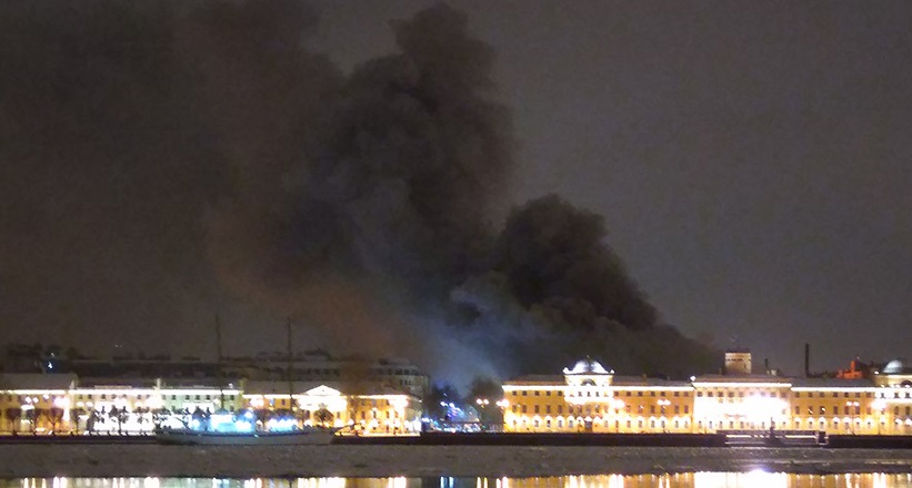 Масштабный пожар охватил Военно-морской институт в Санкт-Петербурге: очевидцы публикуют первые кадры с мощным пламенем