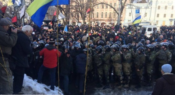Активисты блокады Донбасса расширяют палаточный городок на Банковой:  на ночь остаются сотни протестующих, готовится неотложный план действий