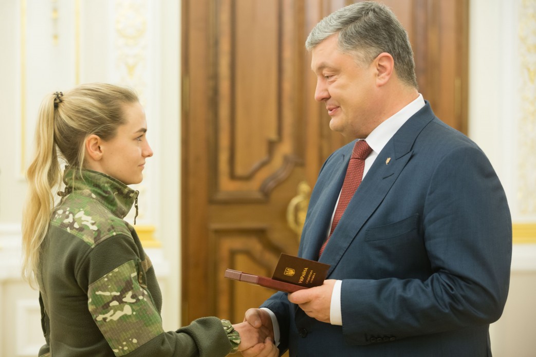 Подарки от президента: Петр Порошенко наградил храбрых украинок-силовиков
