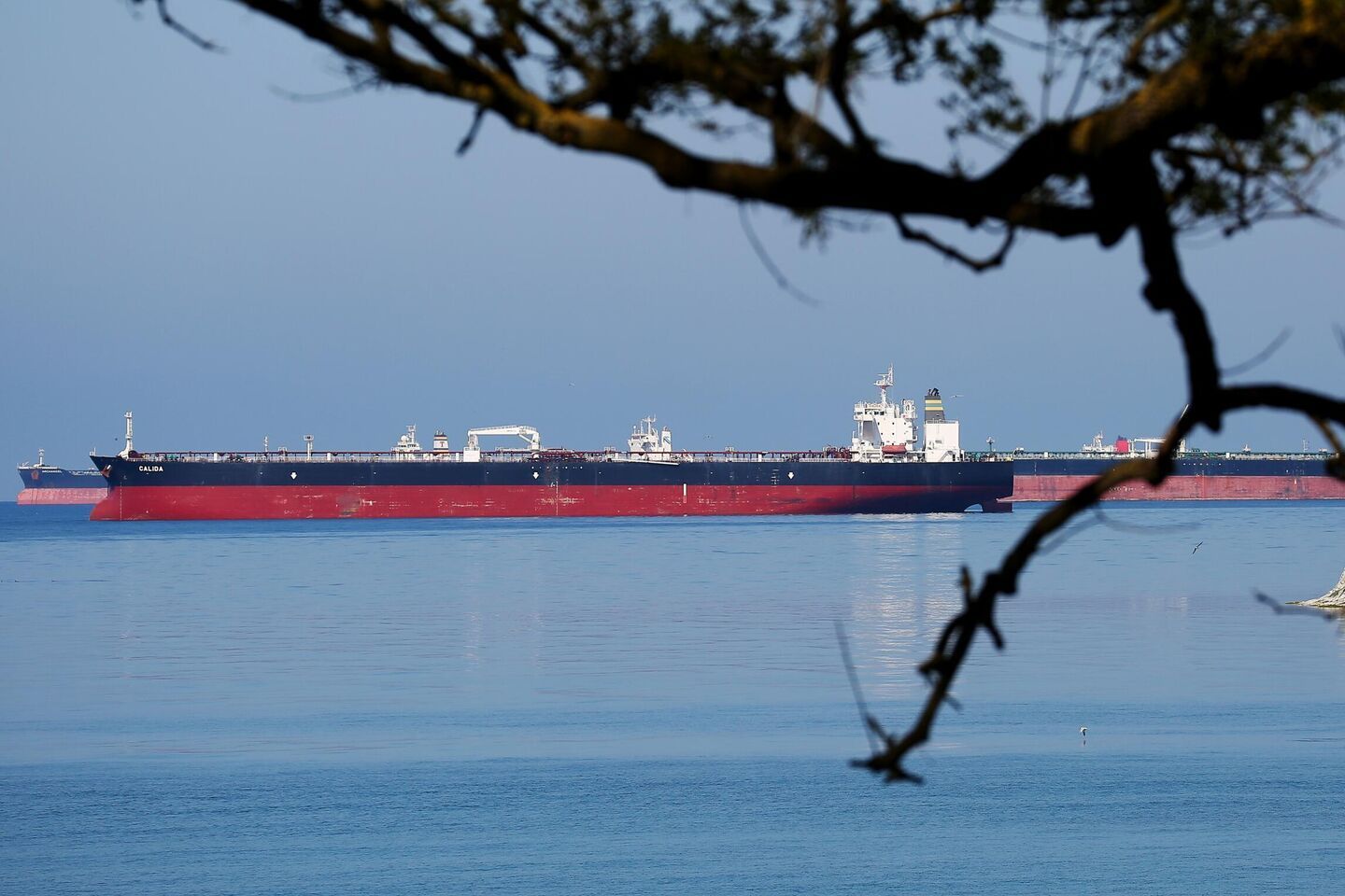 ​РФ нашла способ обходить нефтяные санкции с помощью хитрой схемы, уличены 6 танкеров – NYT